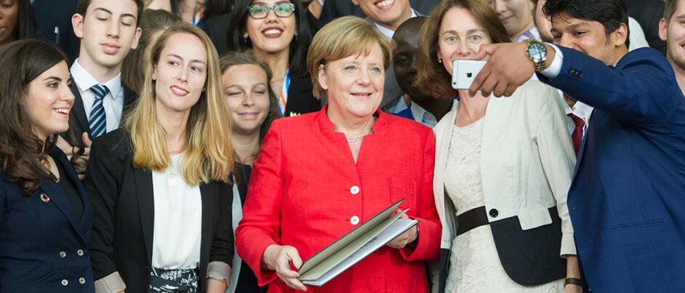 Selfie mit Kanzlerin: Mit der Übergabe ihrer Handlungsempfehlungen an Angela Merkel endete im Juni das Treffen der "Youth20"-Teilnehmer in Berlin.