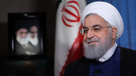 Lächeln, immer lächeln - sogar wenn die eigene Lage und die des Landes desolat ist. Irans Regierungschef Ruhani hat derzeit mit erheblichen Problemen zu kämpfen.