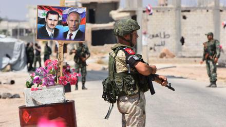Soldaten der russischen und syrischen Armee stehen in der Provinz Idlib.