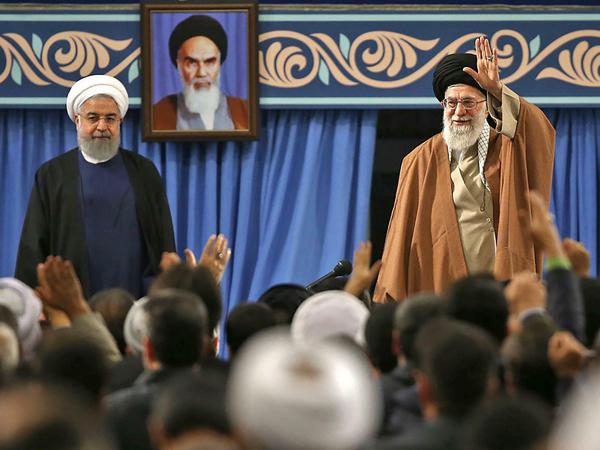 Sowohl Irans Präsident Ruhani (links) als auch der mächtigste Mann des Landes, Ajatollah Chamenei, sind nicht bereit, Syrien aufzugeben.