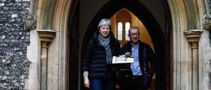 Beistand gesucht. Theresa May mit ihrem Mann am Sonntag nach dem Gottesdienst.