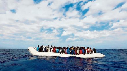 Eine Aufnahme zeigt 105 Flüchtlinge vor der italienische Insel Lampedusa.