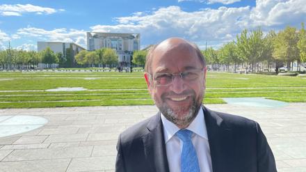 Martin Schulz, im Hintergrund das Kanzleramt. 