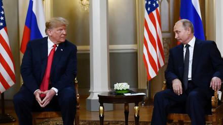 Donald Trump und Wladimir Putin bei ihrem Treffen in Helsinki. Im Hintergrund Trumps Übersetzerin Marina Gross.