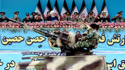 Die iranische Führung nimmt eine Militärparade ab. Der neue Verfassungsschutzbericht beschuldigt den Iran, in Deutschland Material für seine Raketen beschaffen zu wollen. 