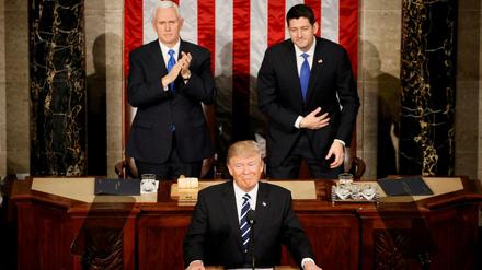 Sieht zufrieden aus: Trump bei seiner ersten Rede im Kongress. Hinter ihm: Vize-Präsident Mike Pence (l.) und Paul Ryan, Sprecher des Abgeordnetenhauses.