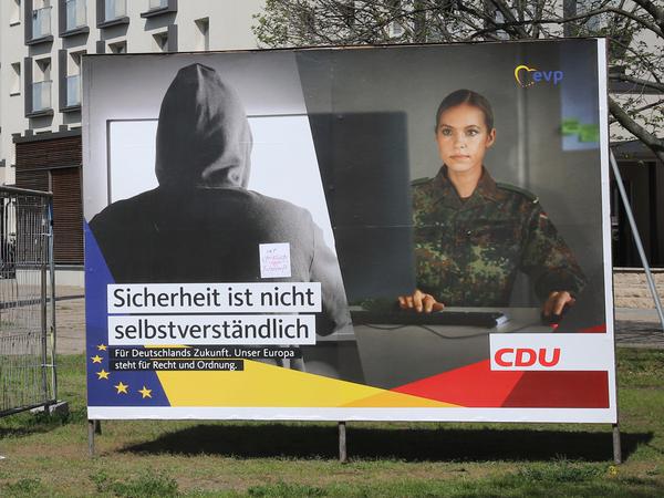 Im Vordergrund: Ein Wahlplakat der CDU.
