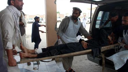 Ein Verwundeter wird nach einem Anschlag in Afghanistan medizinisch versorgt.