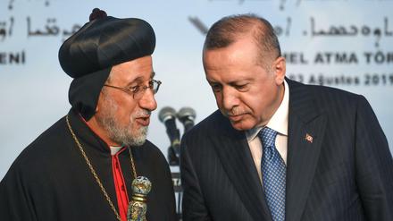 Präsident Erdogan mit Mor Philoxenus Yusuf Cetin (li.), der aramäische Metropolit von Istanbul und Ankara.