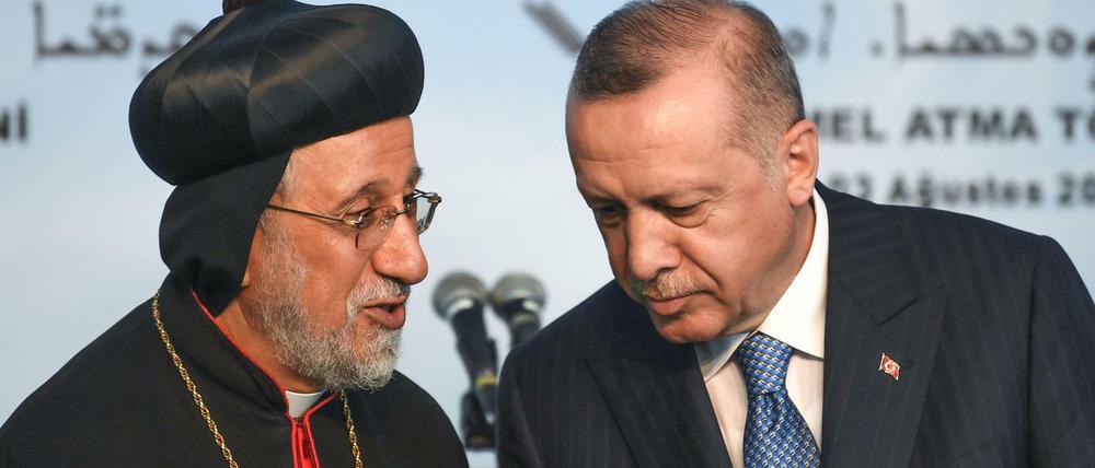 Präsident Erdogan mit Mor Philoxenus Yusuf Cetin (li.), der aramäische Metropolit von Istanbul und Ankara.