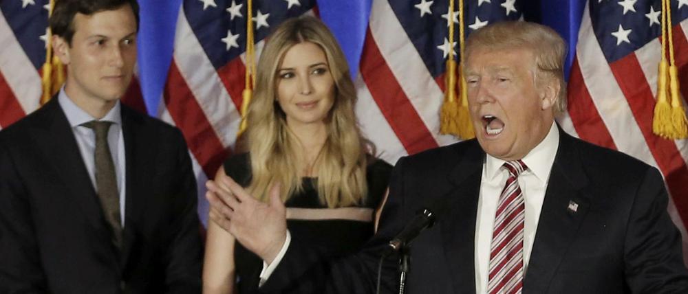Die Familienfirma: Donald Trump. Tochter Ivanka und deren Mann Jared Kushner. Unklar ist, wie sie Interessenkonflikte zwischen Staatsaufgaben und privatem Business vermeiden wollen. 