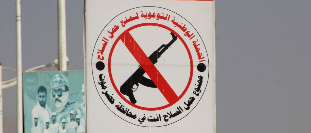 Ein Schild verbietet das Tragen von Feuerwaffen im Jemen. 