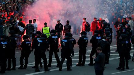 Polizisten am Rande der rechten Demo in Chemnitz