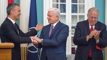 Nato-Generalsekretär Jens Stoltenberg beim Handshake mit Montenegros Premier Dusko Markovic.