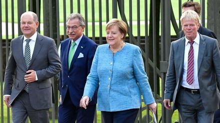 Finanzminister Scholz, BDI-Präsident Kempf, Bundeskanzlerin Merkel und DGB-Chef Hoffmann in Meseberg.