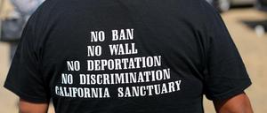 Protest gegen Trumps Einwanderungspolitik auf einem T-Shirt