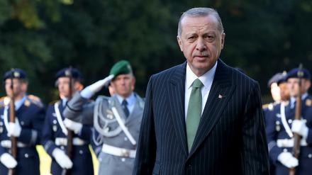 Recep Tayyip Erdogan wird im Schloss Bellevue mit militärischen Ehren empfangen.
