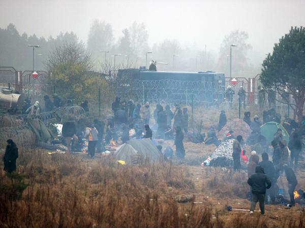 Am EU-Grenzübergang bei Kuznica harren laut polnischen Angaben rund 2000 Migranten aus.