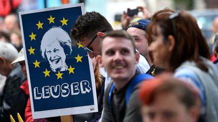 Demonstranten an der Downing Street in London amüsieren sich über Theresa Mays Wahlschlappe.