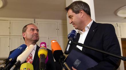 Hubert Aiwanger (L), (Freie Wähler) und Markus Söder (CSU) wollen ihren Koalitionsvertrag am Wochenende perfekt machen.