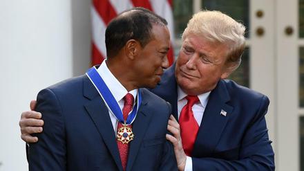 US-Präsident Donald Trump bei der Verleihung der Freiheitsmedaille an den Golfstar Tiger Woods im Weißen Haus. 