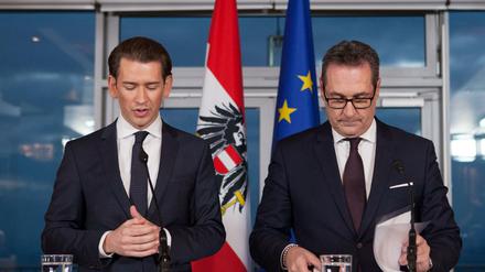 Der künftige österreichische Bundeskanzler Sebastian Kurz, Parteichef der konservativen ÖVP, präsentiert stolz den Koalitionsvertrag mit seinem Regierungspartner Heinz-Christian Strache von der rechts-nationalistsischen FPÖ.
