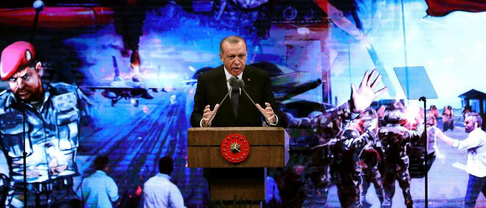 Präsident Erdogan inszeniert sich gerne pompös und martialisch - auch zum 1. Jahrestag des Putschversuchs.
