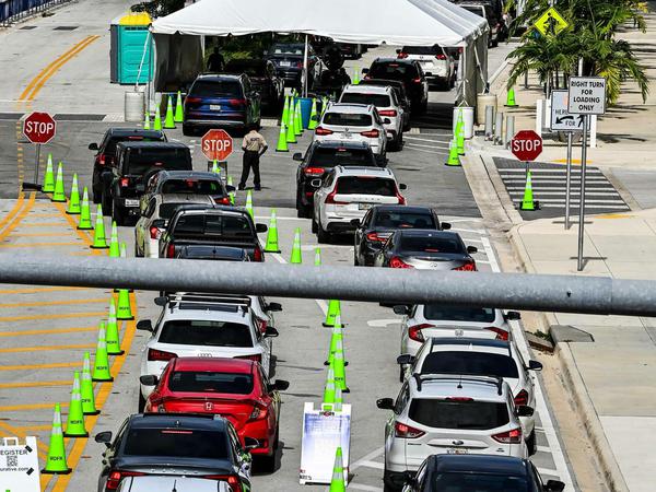 Lange Autoschlangen in den USA vor einem Drive-In-Corona-Testzentrum