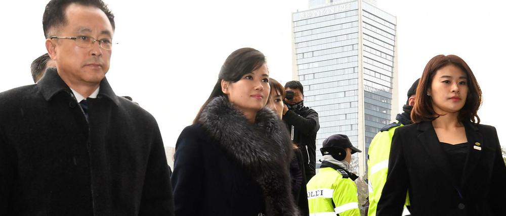 Eine nordkoreanische Vorausdelegation, angeführt von der Frauenband-Leaderin Hyon Song Wol (Mitte) inspizierte zuletzt Auftrittsorte in Südkorea. 