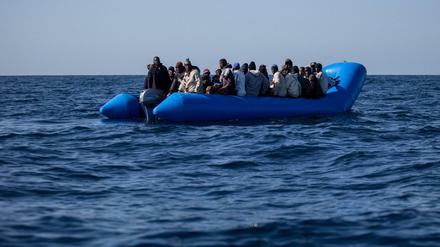Migranten auf einem Schlauchboot, die am Samstag von der Sea Watch 3 aufgenommen wurden
