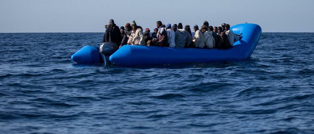 Migranten auf einem Schlauchboot, die am Samstag von der Sea Watch 3 aufgenommen wurden