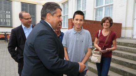 Der 15-jährige Pablo (Bild Mitte) machte beim Tagesspiegel ein Schülerpraktik und traf zum ersten Mal einen Spitzenpolitiker. 