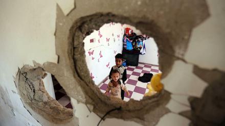 Kinder im Jemen in einem vom Krieg zerstörten Haus. 