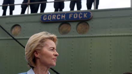 Ursula von der Leyen besichtigt die „Gorch Fock“ am vergangenen Freitag in Bremerhaven.