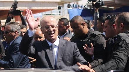 Neben einem Konvoi des palästinensischen Ministerpräsidenten Rami Hamdallah ist am Dienstag ein Sprengsatz detoniert.