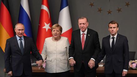 Dass die demonstrative Einigkeit von Putin, Merkel, Erdogan und Macron (v. l.) etwas bringt, darf bezweifelt werden.