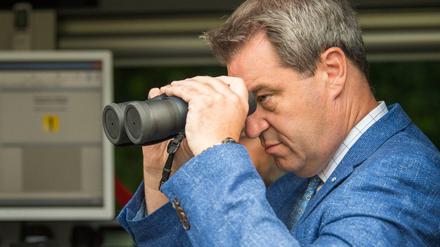 Absolute Mehrheit verzweifelt gesucht: Bayerns Ministerpräsident Markus Söder mit einem Nachtsichtgerät