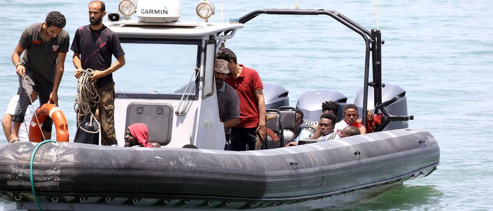 Überlebende des Unglücks werden zurück an die libysche Küste gebracht.