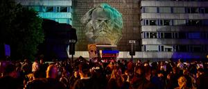 Menschen sind am 3. September bei einer Kundgebung mit Konzert unter dem Titel "Wir sind mehr" vor der Karl-Marx-Statue in Chemnitz versammelt.