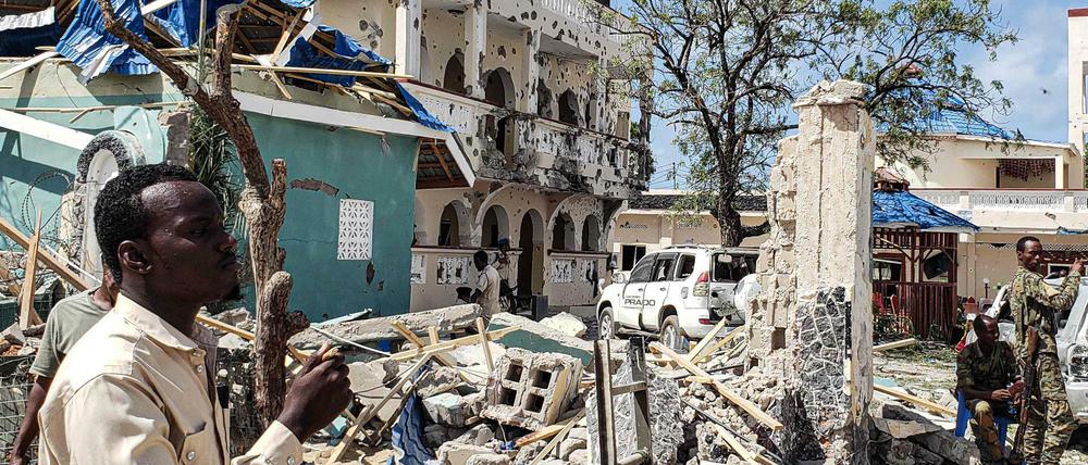 Das Hotel in der Hafenstadt Kismayo nach der Attacke. 
