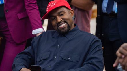 Rapper Kanye West im Oktober 2018 im Weißen Haus – damals noch mit der Mütze der Trump-Anhänger