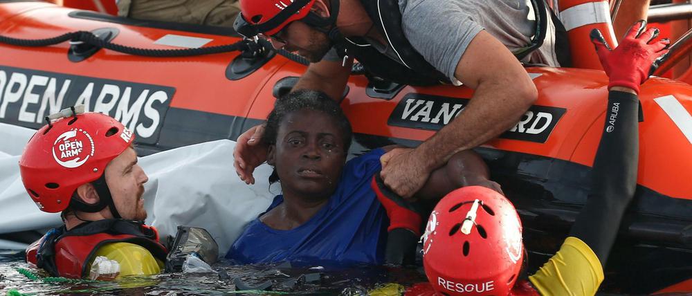 Ein Bild klagt an. Die überlebende Frau bei ihrer Rettung. Zwei weitere Menschen waren bei der Ankunft der Retter bereits tot.