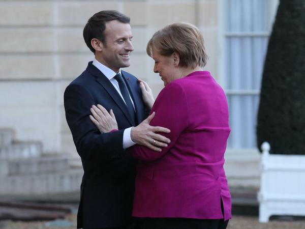 Dass Macron im Wahlkampf vor einem Jahr Merkels Flüchtlingspolitik lobte, hält Guilluy für einen "PR-Schachzug". 