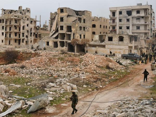 Syrische Regierungstruppen im Gebiet von Rashideen al-Rabea bei Aleppo.