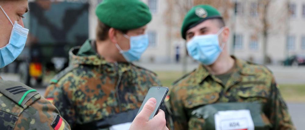 Soldaten in Berlin testen die CoronaApp