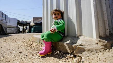 Ein syrisches Mädchen sitzt in einem Flüchtlingslager im nordlibanesischen Dorf Mhammara. 