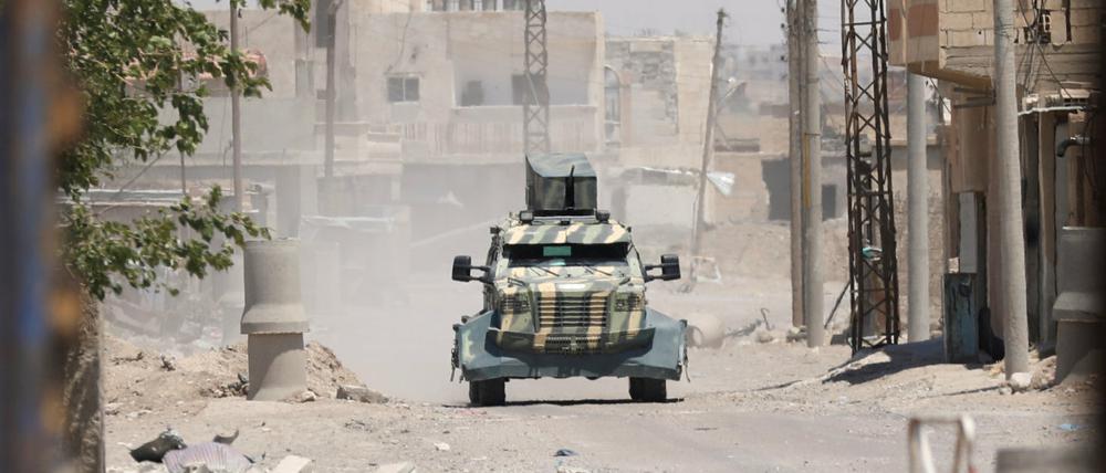 Kämpfe im syrischen Rakka: Ein Militärfahrzeug der "Syrischen Demokratischen Kräfte" SDF.