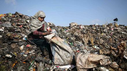 In großer Armut. Ein Mädchen in Idlib nahe der türkischen Grenze sucht im Müll nach Essbarem.