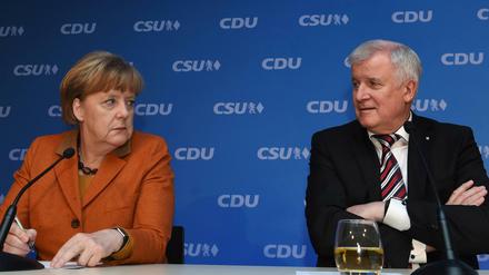 Auf Abstand? Angela Merkel und Horst Seehofer streiten weiter um die Obergrenze.