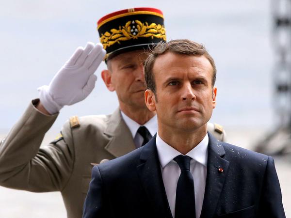 Emmanuel Macron am Arc de Triomphe in Paris. 